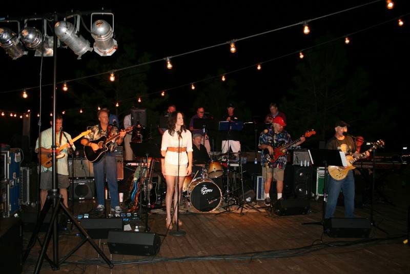 band-playing-pergola