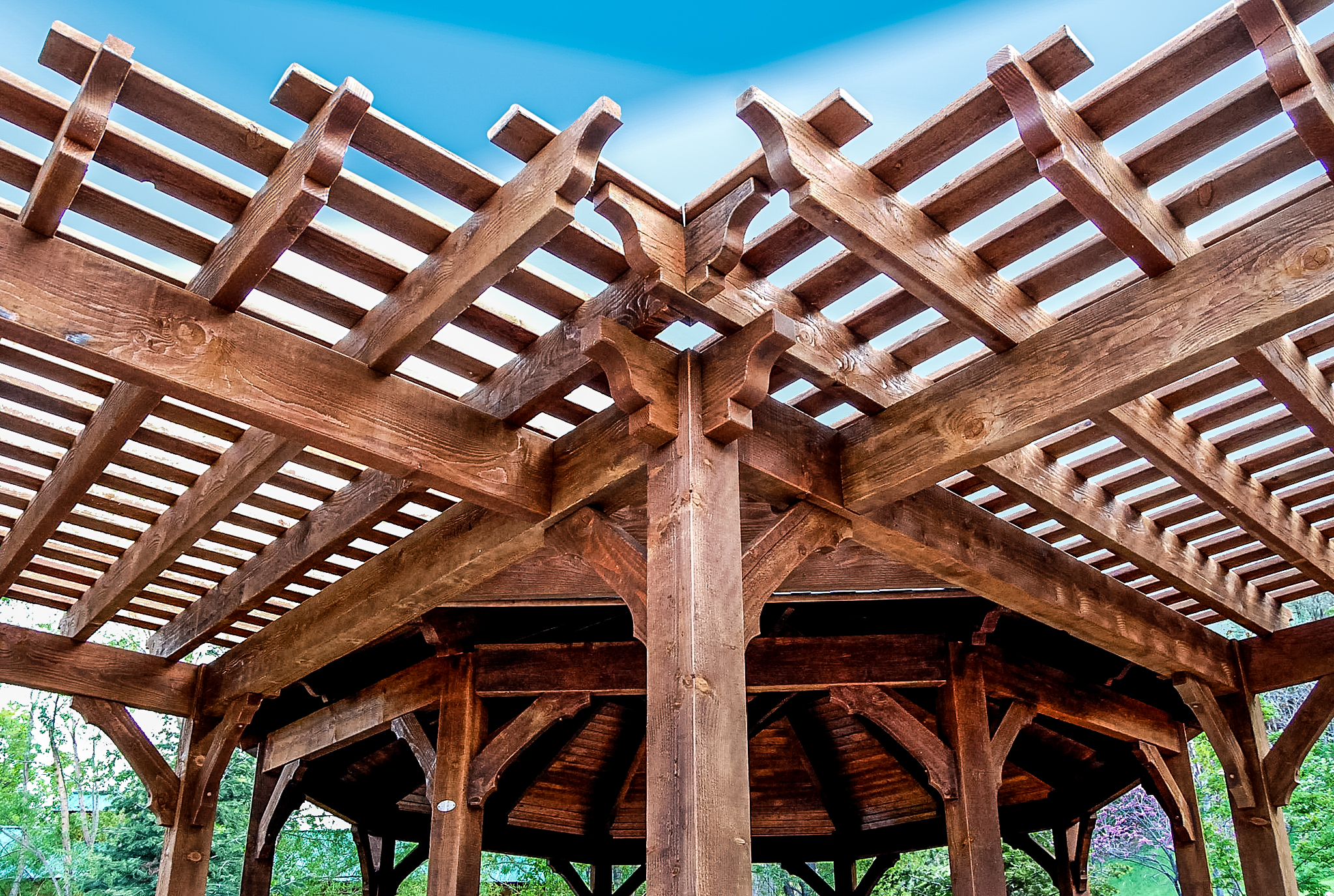 A gazebo with two addes pergola wings on the sides.